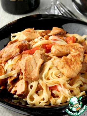 Pasta with chicken, chanterelles and tomatoes