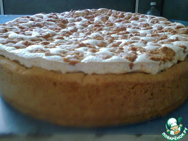 Pie dough with jam and meringue layer