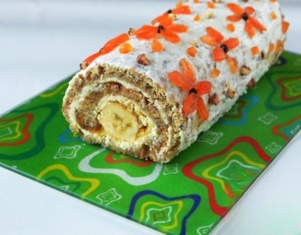 Банановый рулет с начинкой из творожного сыра и апельсинового джема