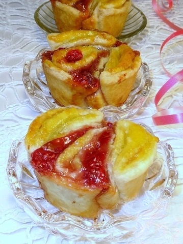 Сдобные булочки из дрожжевого слоеного теста