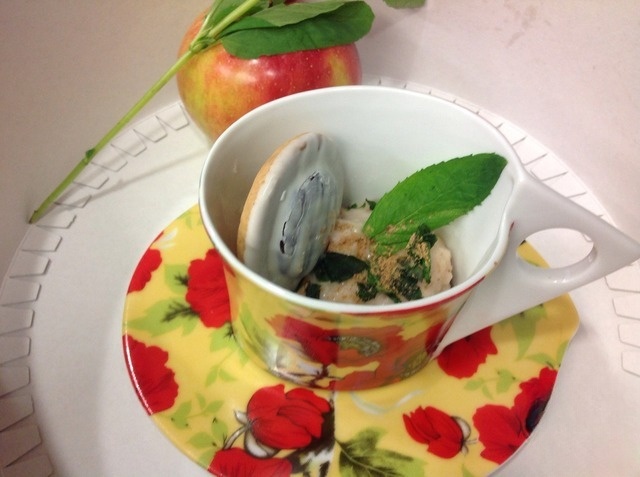 Йогуртовый заварной крем с яблоком и мятой