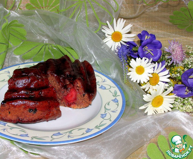 Клубничный пирог с шоколадной каплей