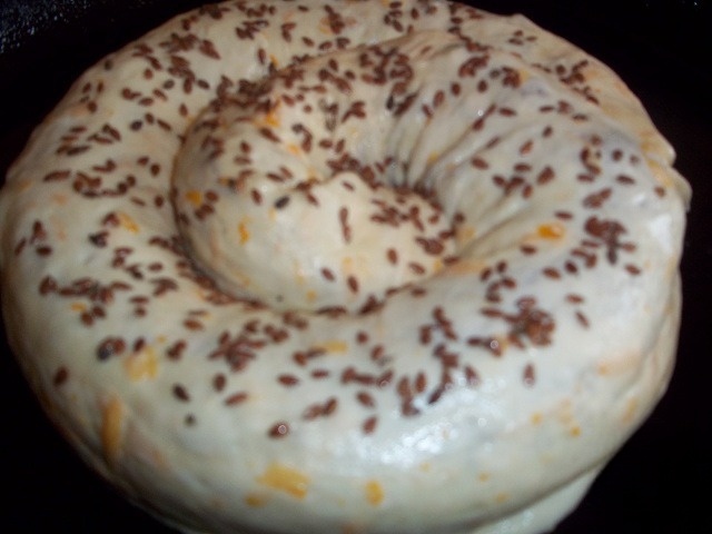 Рулет с маком, семенами льна и цукатами