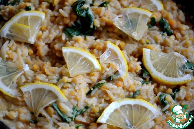 Paella with spinach and lentils