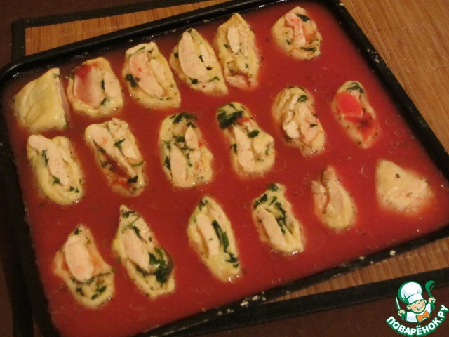 Rolls with chicken breast in tomato sauce
