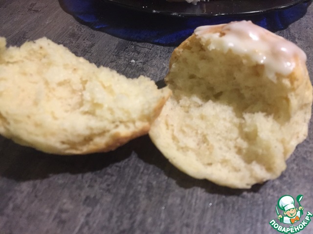 Cheese cakes with marzipan frosting