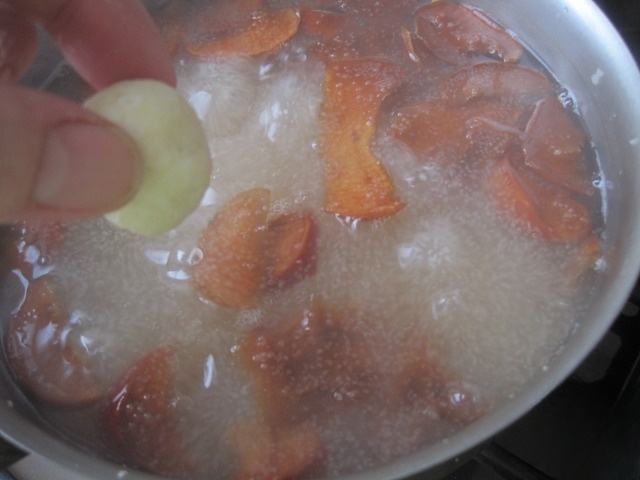 Сладкий суп с сухофруктами и ванильно-творожными клецками