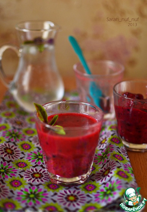 Berry cocktail with avocado and Basil