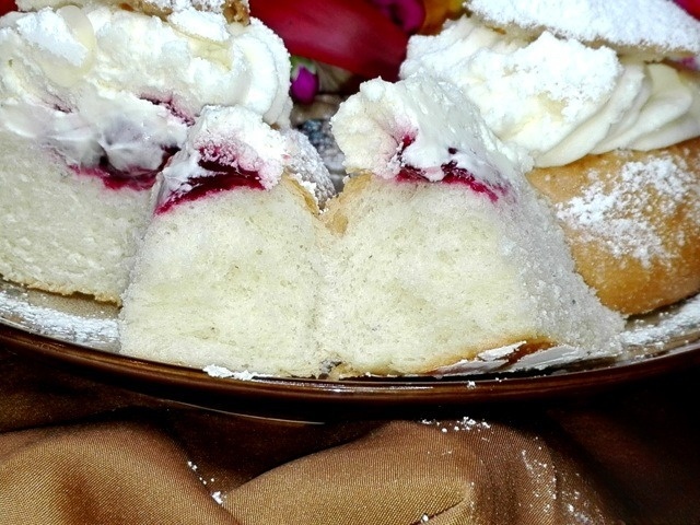 Pancake roll with coconut milk