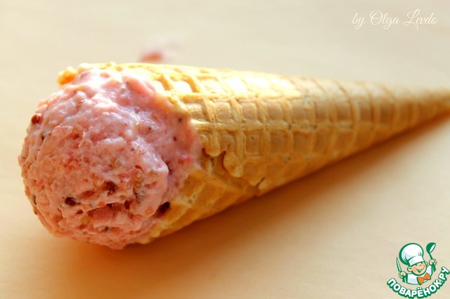 Homemade yogurt ice cream with strawberries and quinoa