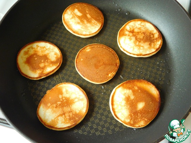 Mini-pancakes with caviar