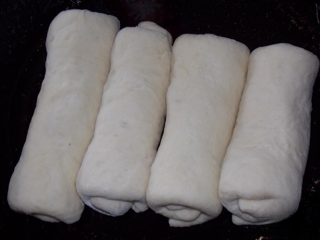 Сдобные рулеты со смородиной и орехами