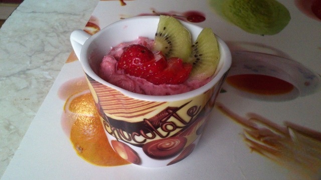 Творожный десерт с клубникой