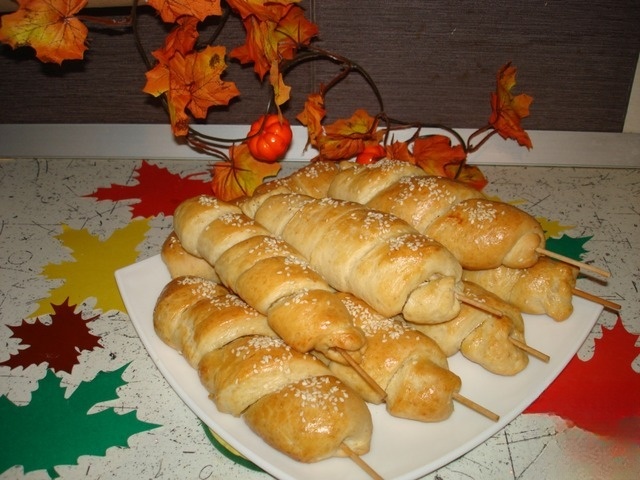 Rolls with chicken hearts on skewers