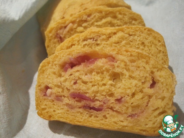 Corn bread with baked garlic and red onion