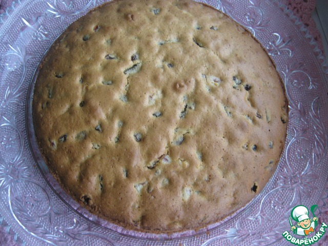 Пирог с черносливом, курагой и изюмом