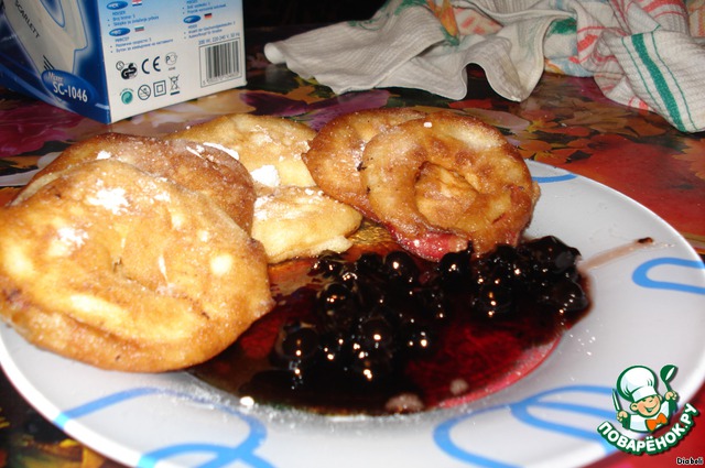 Apple rings in pastry