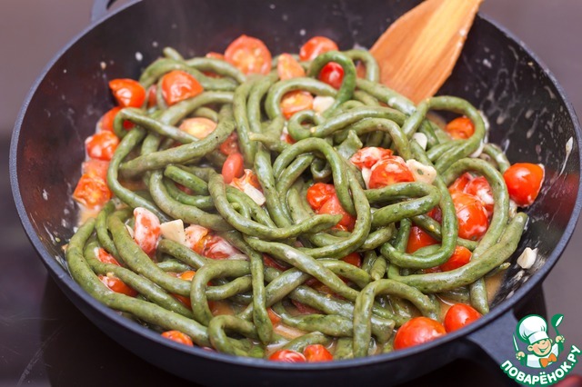 Homemade pasta with spinach and tomatoes