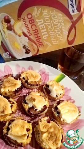 Овсяное пирожное со сливами и меренгой