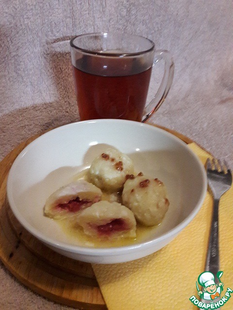 Cottage cheese dumplings with raspberry filling