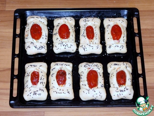 Кулебяки с сыром, овощами и сосисками