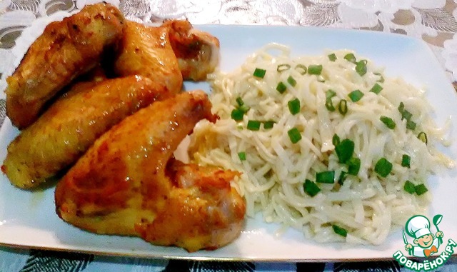 Chicken wings with homemade noodles 