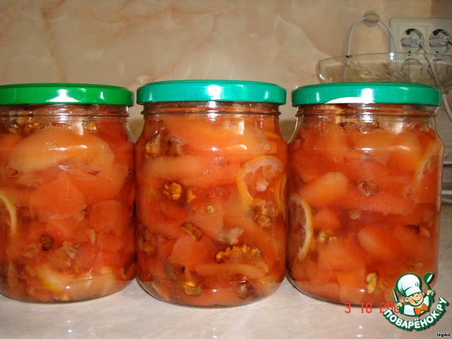 Quince with walnuts and lemons