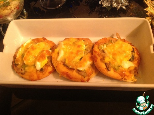 Mini-pizza with tuna