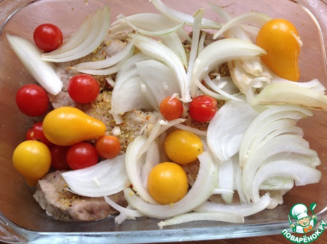 Pork with onions and tomatoes in a microwave