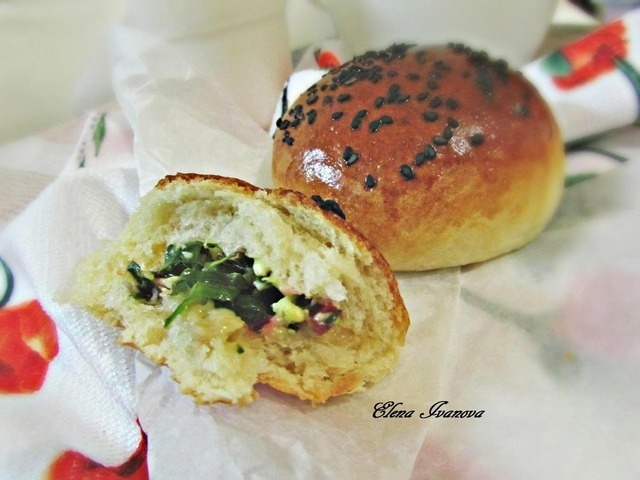 Булочки с листьями свеклы и свежим сыром