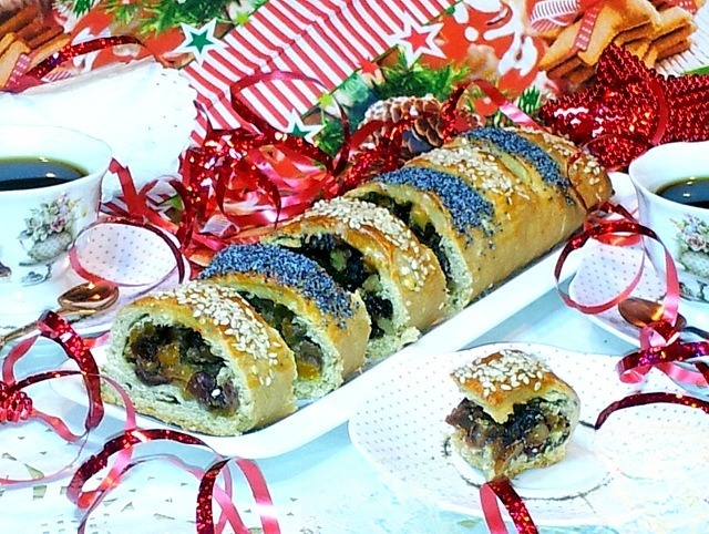Coffee rolls with dried fruits