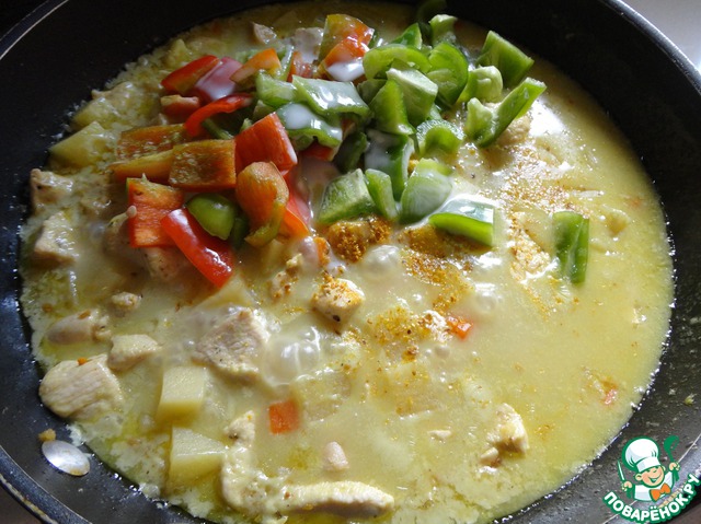 Куриное филе с соусом карри и овощами