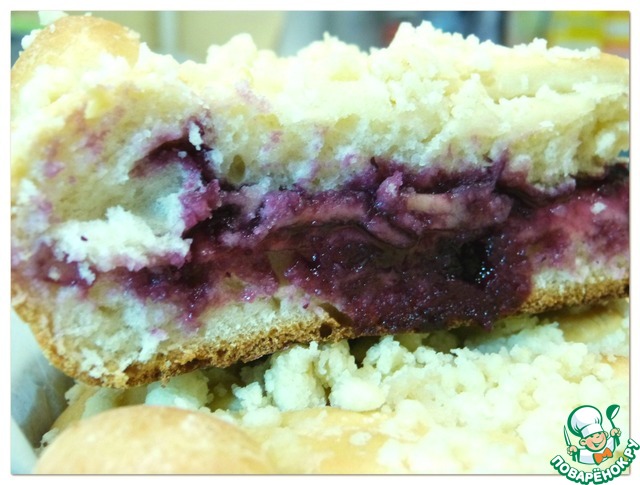 Yeast cake with blueberry jam and strategem