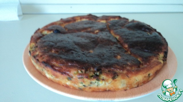 Filler pie with green onion and egg