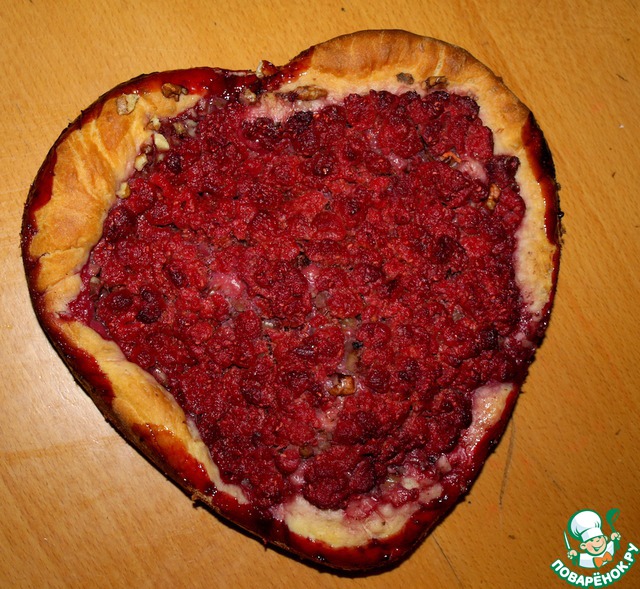 Pie with raspberries and walnuts