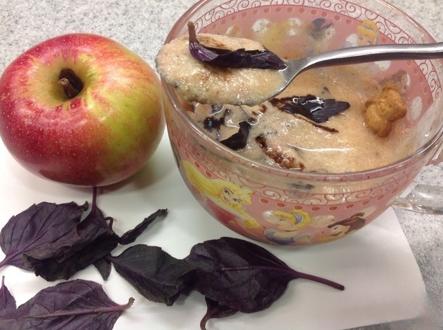 Творожный десерт с яблоком и базиликом