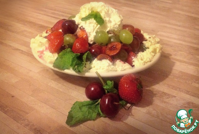 Berry salad with ice cream