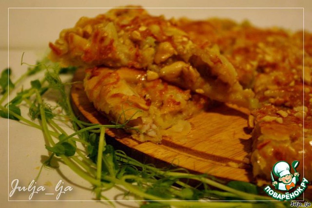 Слоeный пирог с курицей, сельдереем и арахисом 