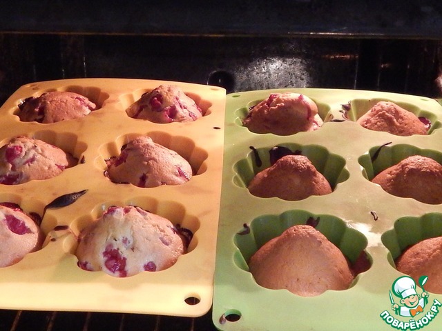 Cupcakes with berries