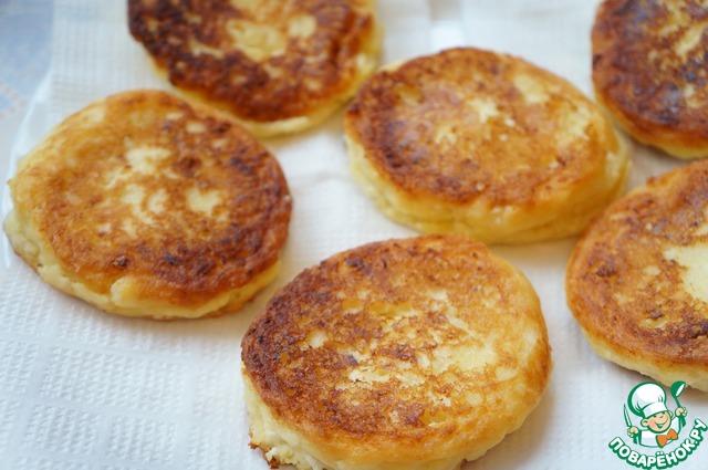 Cheese cakes with cornmeal and cherry