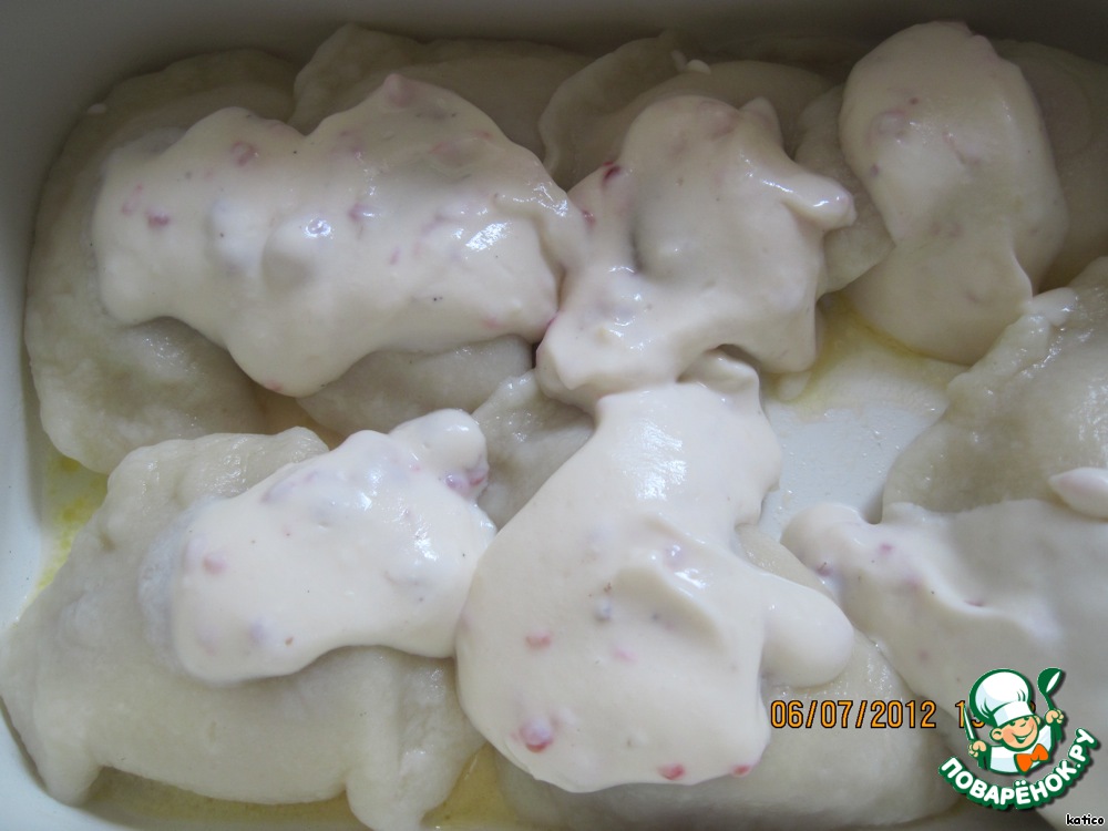 Dumplings with vanilla cream and raspberries