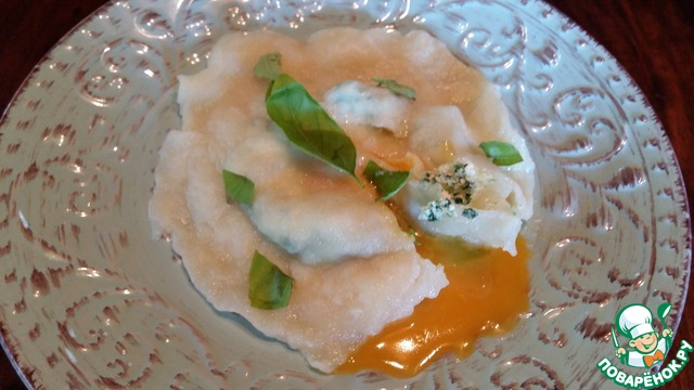 Ravioli stuffed with cheese, spinach and egg