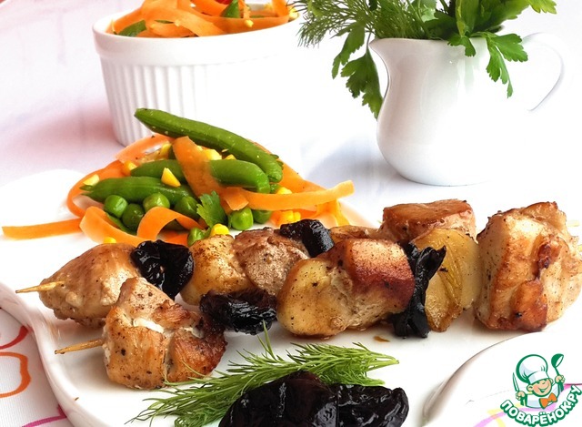 Chicken skewers with prunes and garlic