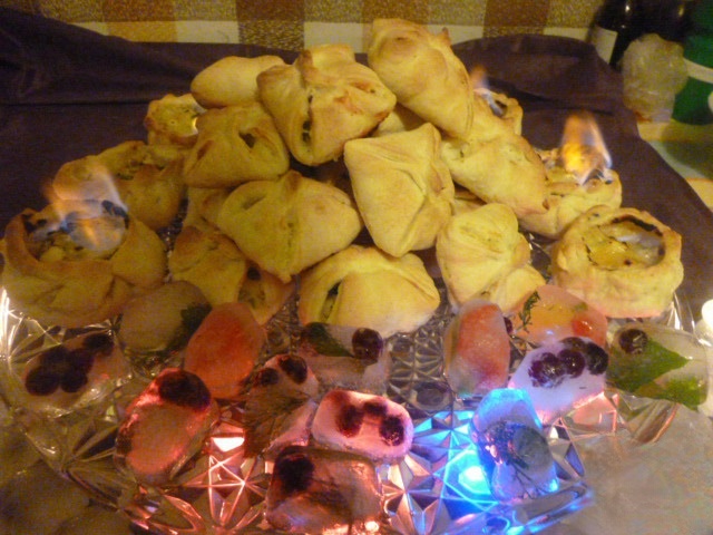 Слоёные конвертики с горбушей и брынзой