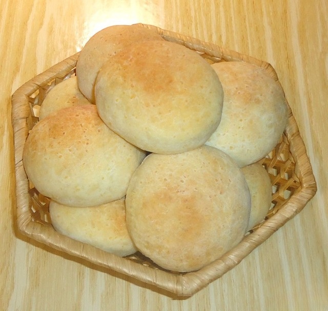 Кукурузные булочки с крабовыми палочками, болгарским перцем и брынзой