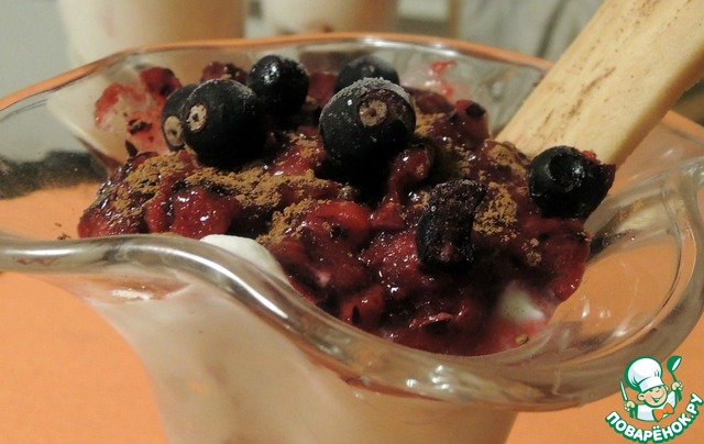 The mascarpone cheese cream with berries