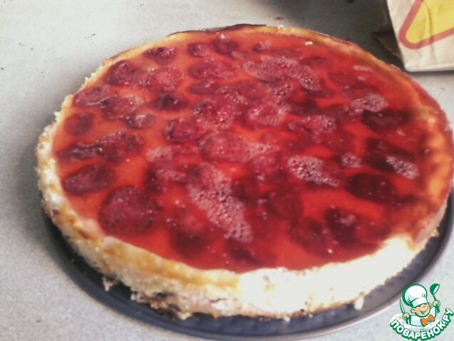 Cake with cheese cream, strawberries and jelly