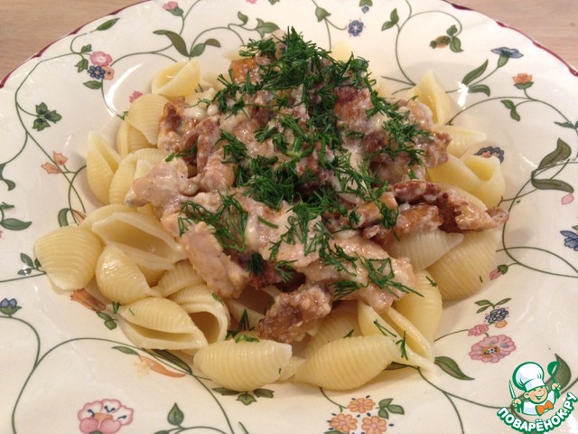 Pasta with chanterelles and chicken in a creamy sauce