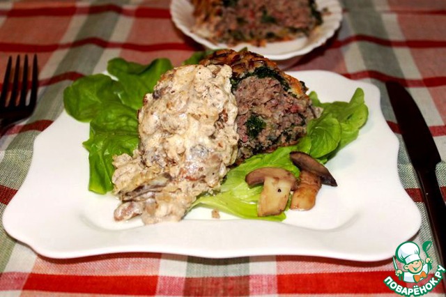 Roulade of wild rice aquatics Color MIX with meat, spinach and creamy mushroom sauce