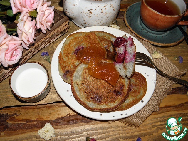 Semolina pancakes with berries